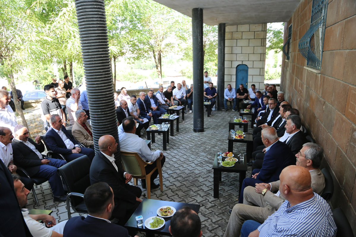 AkpartiBitlis13's tweet photo. 📍Güroymak 

İl Başkanımız Sn.@EnginGunceoglu, Milletvekilimiz Sn.@T_Bedirhanoglu, İlçe Başkanlarımız, Belediye başkanlarımız ve teşkilat mensuplarımız ile beraber, 

Güroymak yamaç köyünü ziyaret ederek, Hemşehrilerimiz ile bir araya geldiler. Talep ve önerilerini dinlediler. Yol çalışmalarımız  ile yamaç köyümüz ulaşımda daha konforlu bir yola sahip oldu. Söz verdiğimiz gibi asfaltsız köy yolu bırakmayacağız.