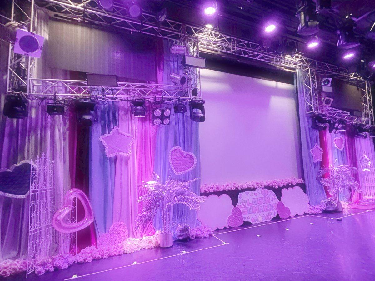 kyaramode_stage's tweet photo. レベチャ様♡ツアーファイナル舞台装飾させていただきました✨
#舞台装飾　#ステージ装飾　#プロップスタイリスト　#キャラモードステージ https://t.co/9gSQu0ruK8