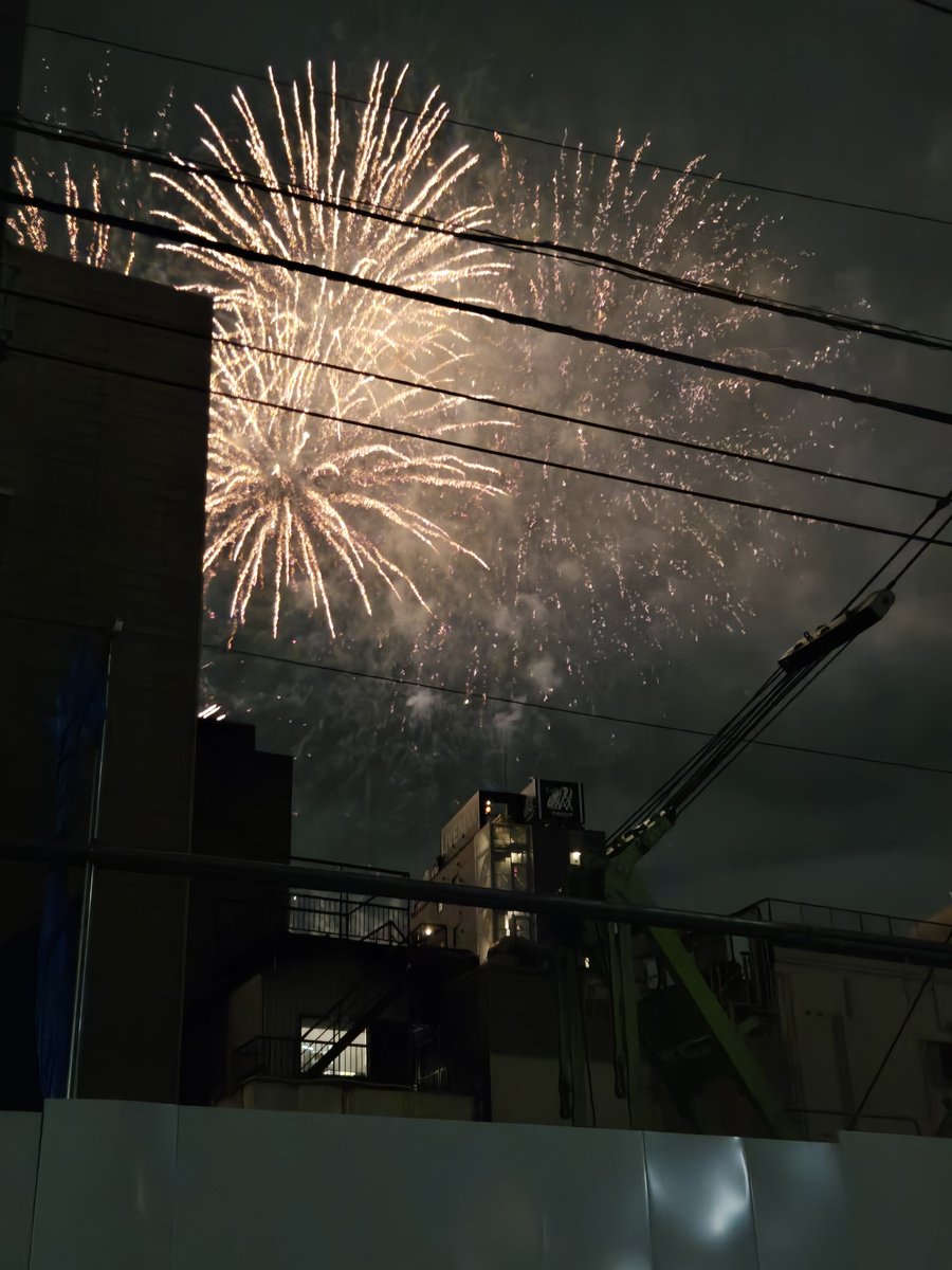 DBA14086013's tweet photo. 今年も　同じ空🎆を観れた🤔。。
でいいのかな😂。
なお逃走中の空です🙇‍♂️💦 https://t.co/RAsEfux6QT
