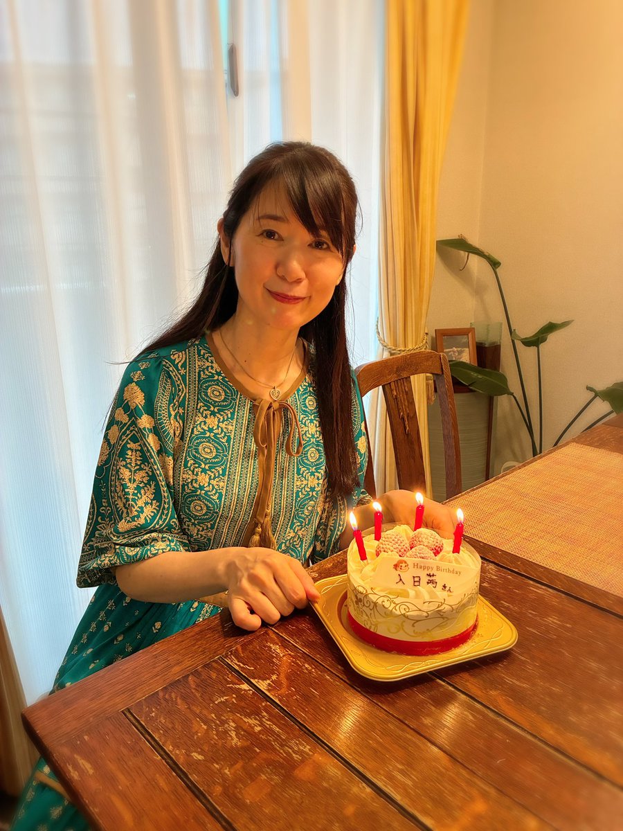irihiakane's tweet photo. 2026.7.25
満員のお客様の熱気と笑顔と涙
力強く送り出して下さるスタッフの方々
森田香織さんの重厚なチェロの響き

今日というステージを
一緒に作って下さり
ありがとうございました。

シリーズ1回目・デビュー作・誕生日
はじまり感いっぱいのライブでした！

まだまだ歌で恩返しさせて下さいね☺️ https://t.co/HqLegSdzqx