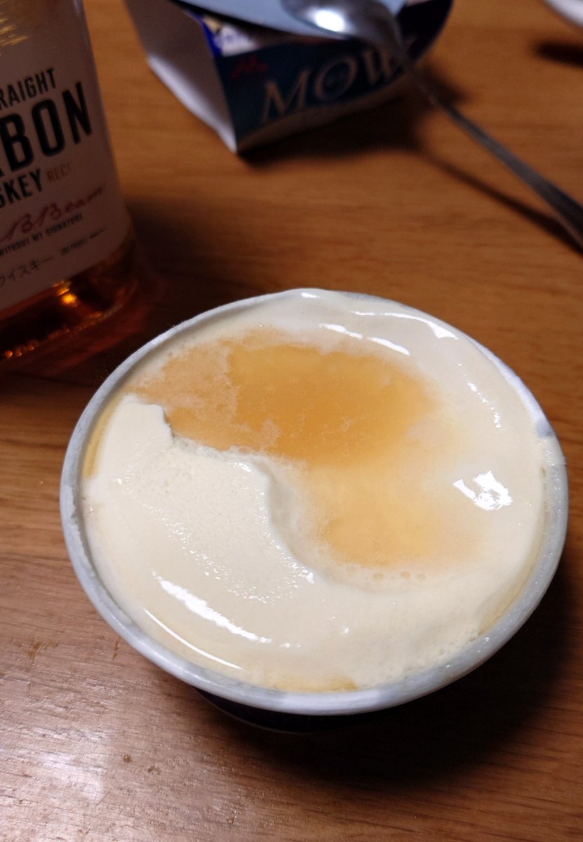 ozatty's tweet photo. 帰宅してテレビつけたらアイス食ってて食べたくなったので買い置きのバニラをバーボンで https://t.co/YMM7VljWAX