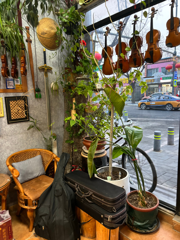 PedroFe58145510's tweet photo. Just tried the new urban garden café downtown—fresh herb lattes and zero-waste pastries hit different! A perfect little escape from the busy workday. Who’s coming next， https://t.co/fdFSgyJUQk
