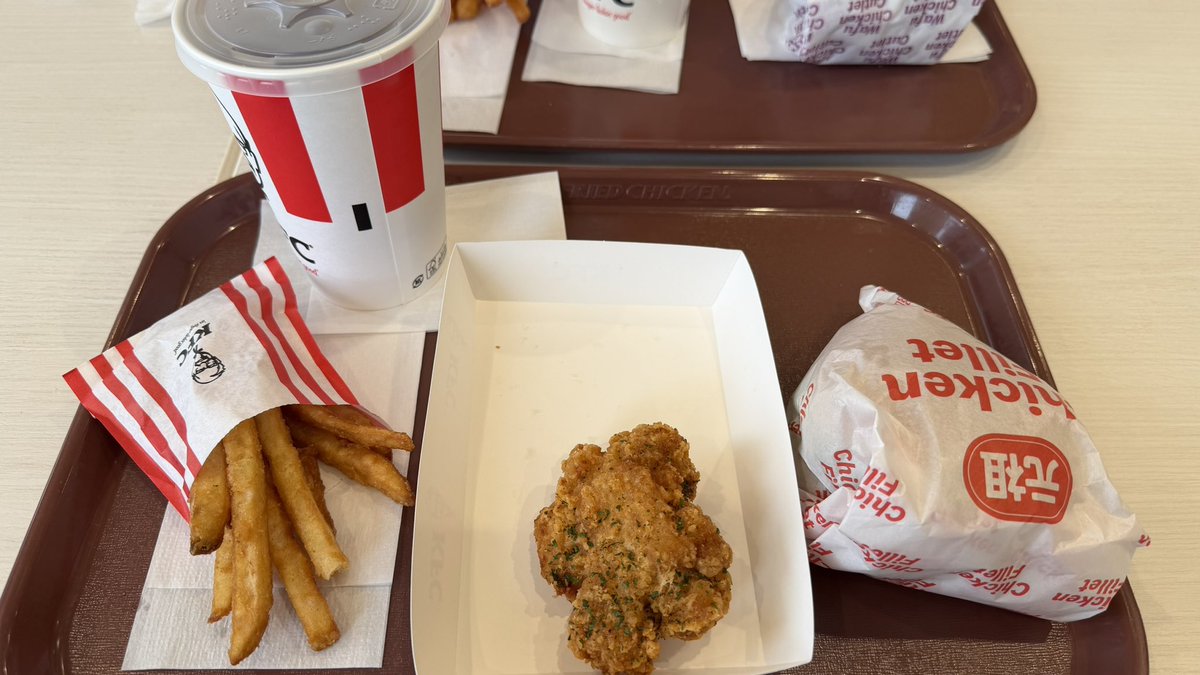 DeepForest_20th's tweet photo. 今日のお昼はケンタッキー
セルフレジて購入中にアプリメンテナンスで使えなくなるわ、バーガー思ったよりも小さいわ、ポテトは揚げすぎでいまいちだった……
ハラペーニョのチキンも小さかったな～ https://t.co/ttLLkFUHWj