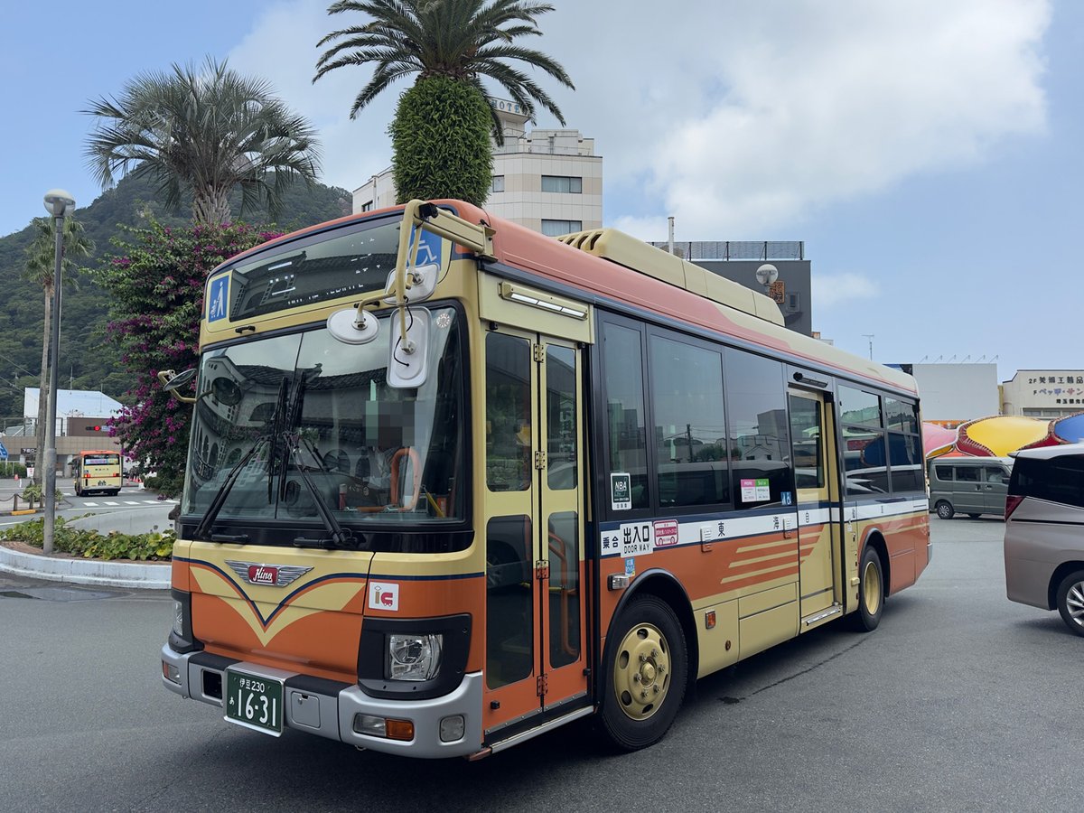 emu3000_1's tweet photo. 20260724
伊豆急下田駅前で東海バスの復刻塗装車に遭遇。なんで下田に年川車庫の車がいるんだと思ったら、修善寺から縦貫道経由の下田便に入っていたらしい。 https://t.co/kKNk9AClx8