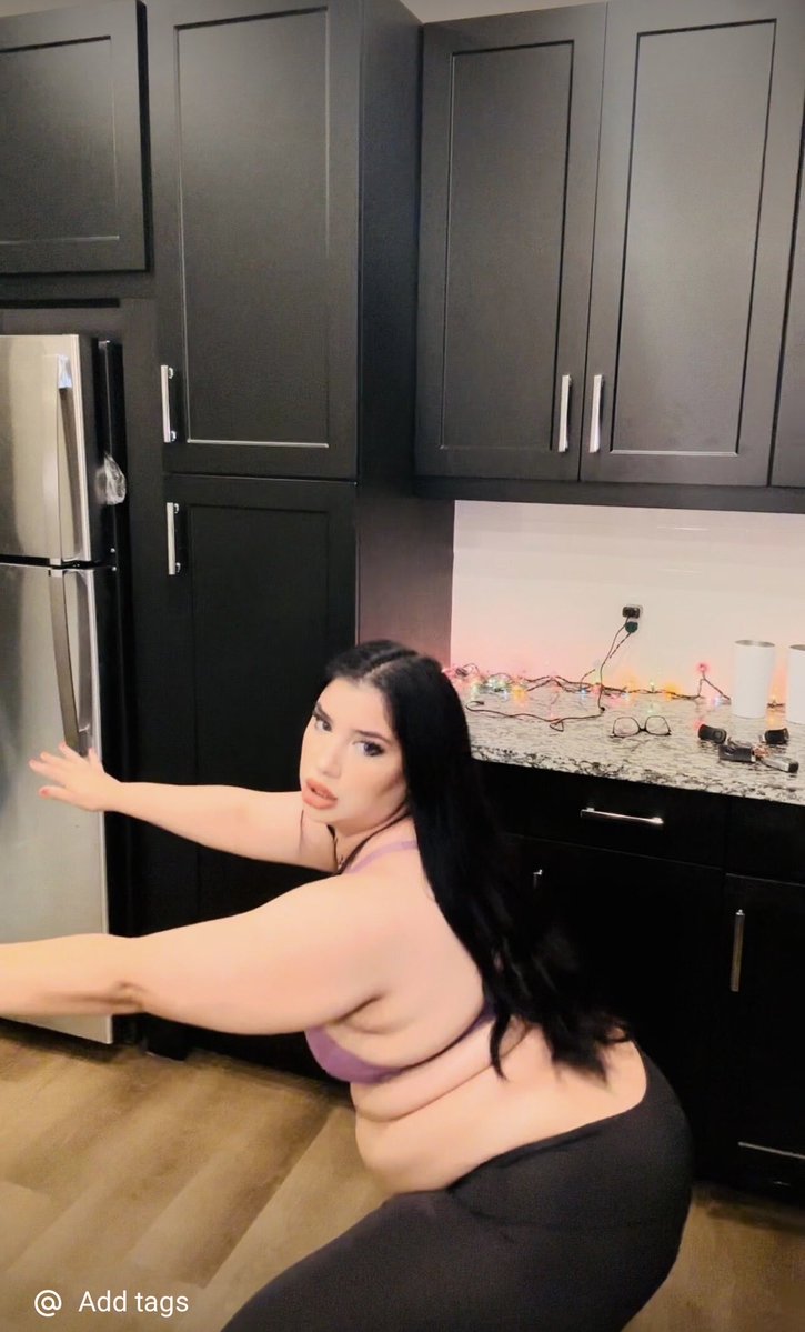 Lonelysarax's tweet photo. Can you help me grow again to this size and even bigger? #belly #feedee #bbw https://t.co/PkwgFamyeV