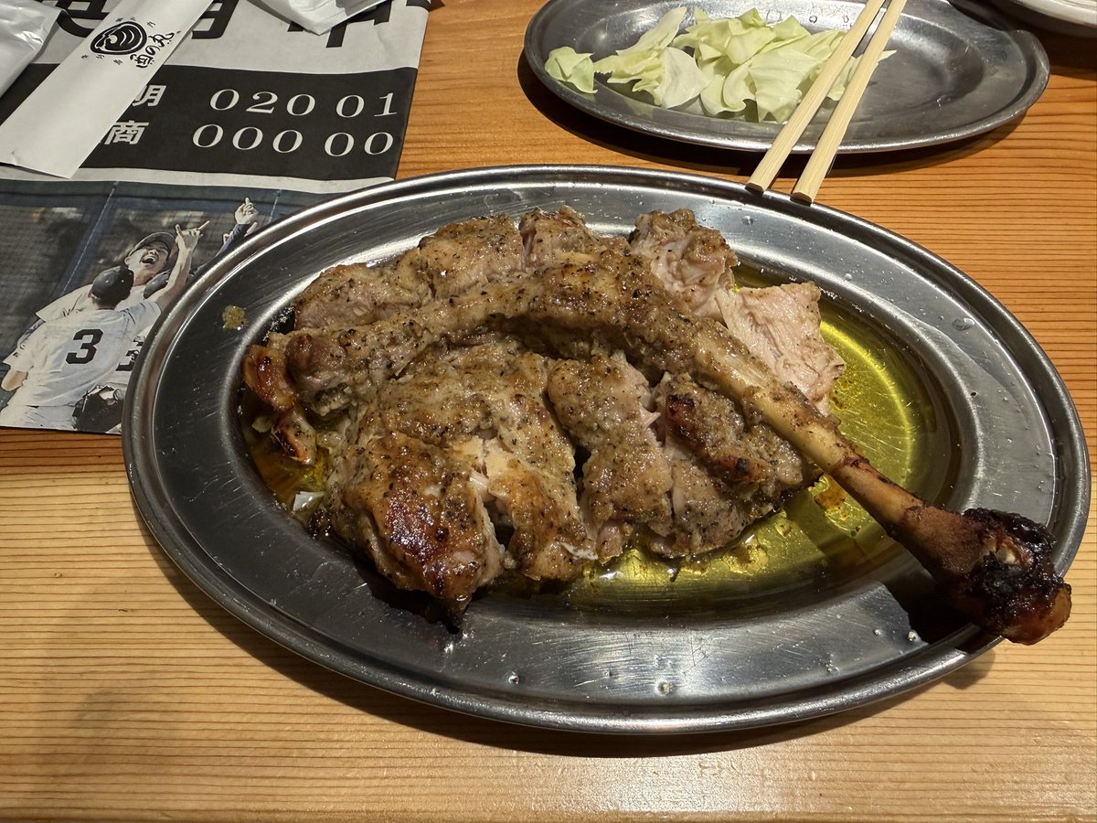 GATA3104's tweet photo. 四国に渡った証に骨付鳥を食べねばならない掟がある。
（そんなものはない）
ひなどりが柔らかくてスパイシーで美味しかった😋。 https://t.co/DsBJj0yZy5