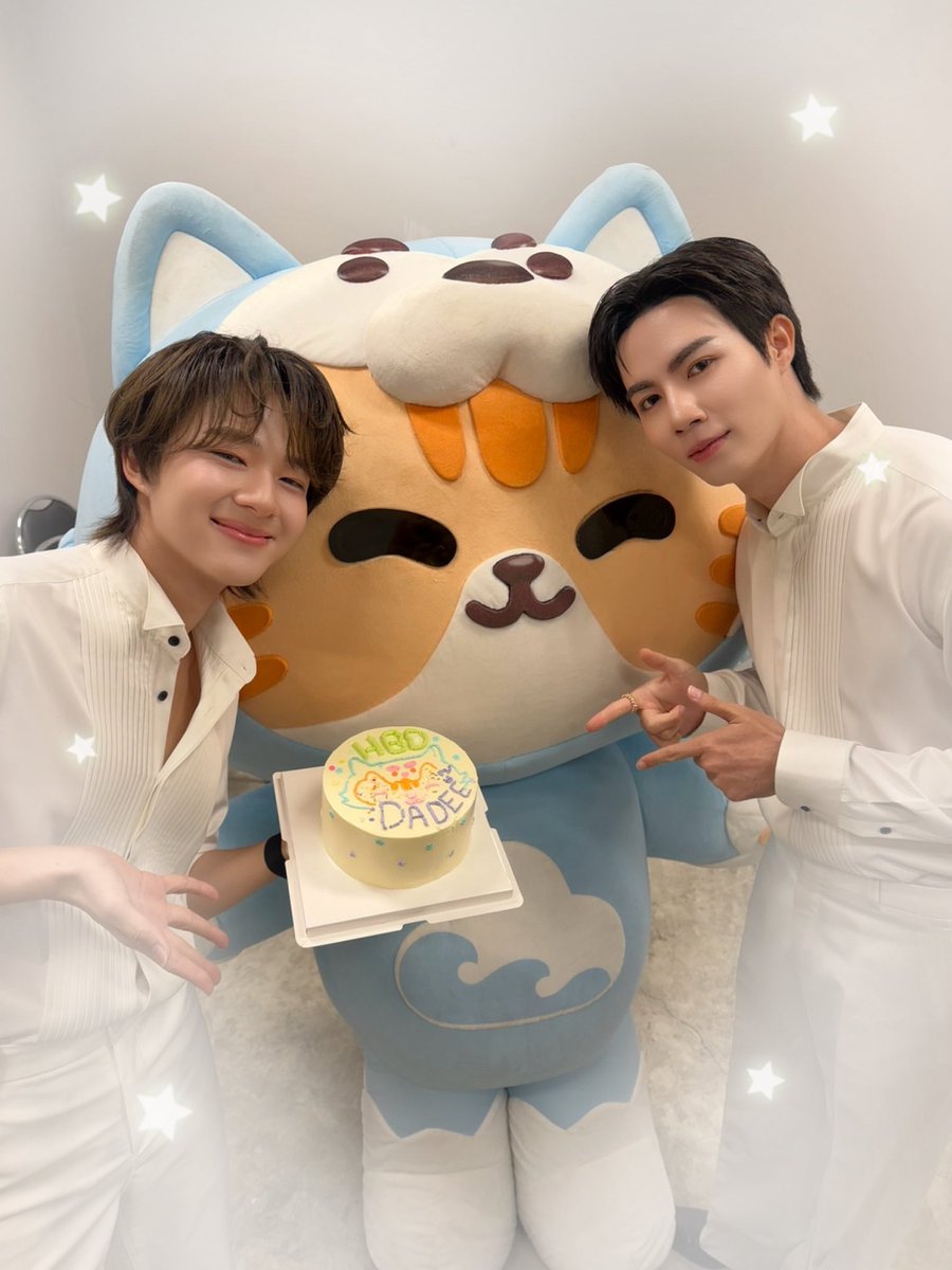 NongZon_Domundi's tweet photo. ท๊าดาาาา Happy Birthday to ดาดี๊~~ 🎂⭐️
ก่อนอื่นเจ๋งขอโทดด้วยน้าาทิ่มะด้ายไปหาดี๊วันนิ หลวงตาจองคิวเจ๋งไว้นานโขเยย แต่เจ๋งแอบซุ่มทำภารกิจสำคัญนั่นก้คือ คือ คือ ทำเค้กหั้ยดาดี๊ไงงับ  ดีจัยทิ่ดี๊ชอบน้า ของปาปี๊รอเยยจาทำหั้ยเบอเริ่ม😚 รักทั้งคุ่เยยนะงับ จุ๊บมั้วะ😘💗✨

ดาดี๊ก้รุ้แม้จามีคำอวยพรมากมาย แต่เจ๋งขอแค่ดาดี๊กินอิ่มนอนหลับยิ้มด้ายในทุกวันเยยนะงับ🫶🏻 @CwrNew 

NUNEW 25th BDAY
#25HBDNuNew
#NuNew 
#ZeeNuNew  #BabyNongZon