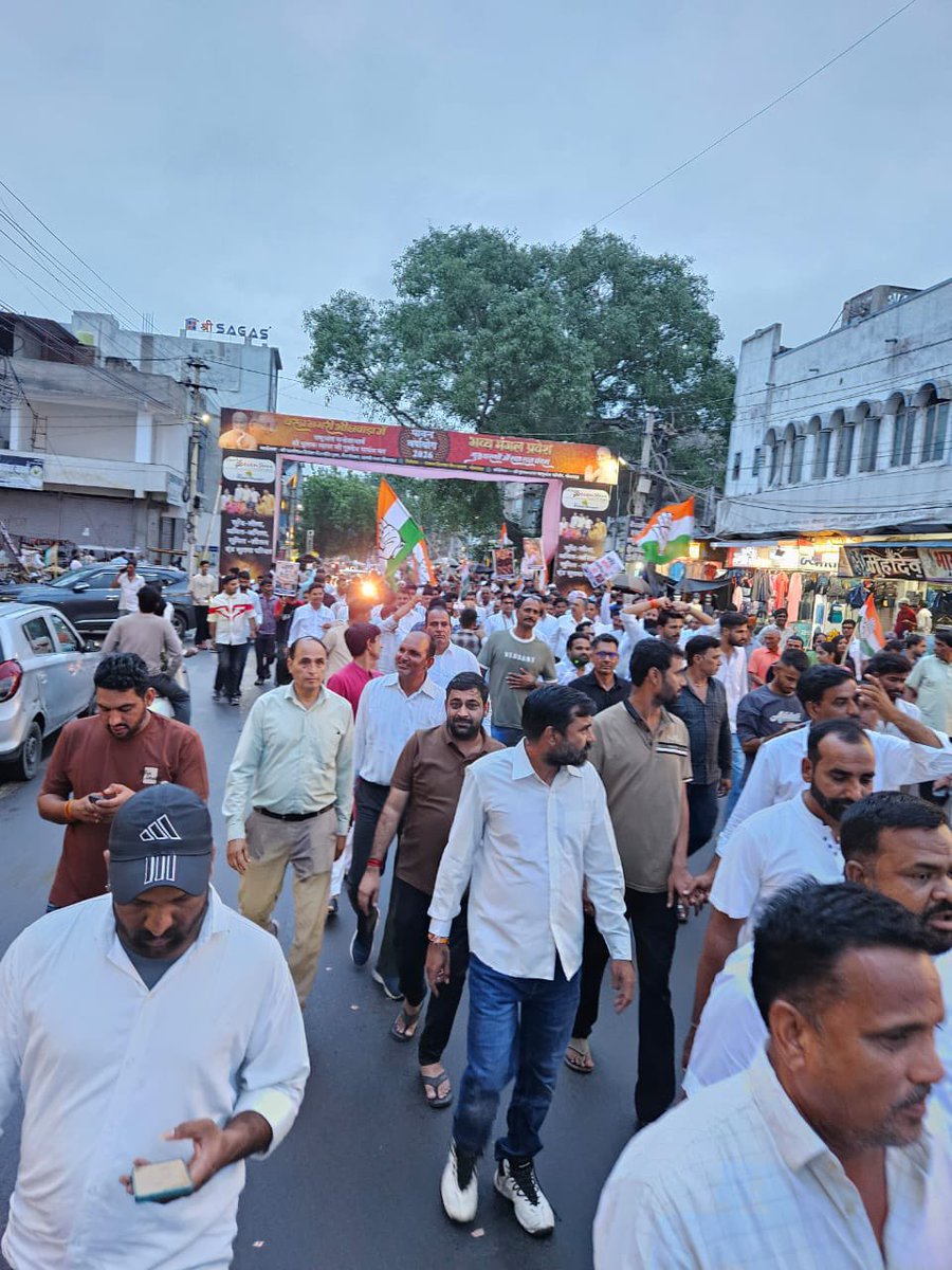 RamlaljatINC's tweet photo. धर्मेंद्र प्रधान का इस्तीफा युवाओं की जीत है, भारत के GEN Z की जीत है। 

ये जीत उन करोड़ों युवाओं की है, जिन्होंने देशभर में शिक्षा व्यवस्था को दुरुस्त करने के लिए आवाज बुलंद की।

युवाओं के सत्य के सामने नरेंद्र मोदी का घमंड टूटा है, उनके झूठ की हार हुई है।

युवाओं ने एक अयोग्य और भ्रष्ट शिक्षा मंत्री धर्मेंद्र प्रधान को इस्तीफा देने पर मजबूर कर दिया।

इसे लेकर आज ज़िला कांग्रेस कमेटी भीलवाड़ा ग्रामीण द्वारा सूचना केंद्र चौराहा पे आतिशबाजी कर अम्बेडकर सर्किल रेलवे स्टेशन भीलवाड़ा तक विजय मार्च का आयोजन किया गया ।

जय हिंद  🇮🇳