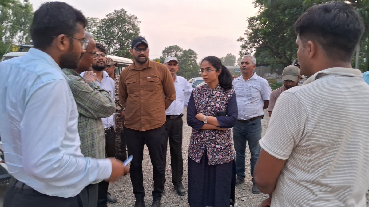 BareillyVc's tweet photo. आज दिनांक 25.07.2026 को उपाध्यक्ष महोदया, बरेली विकास प्राधिकरण द्वारा आगामी कांवड़ यात्रा के दृष्टिगत बैरियर संख्या-02 से पीलीभीत रोड बड़े बाईपास तक प्रस्तावित/प्रचलित सड़क चौड़ीकरण, विद्युत प्रकाश व्यवस्था एवं अन्य आवश्यक अवस्थापना विकास कार्यों का स्थलीय निरीक्षण किया गया। https://t.co/8E4I9w4lSq