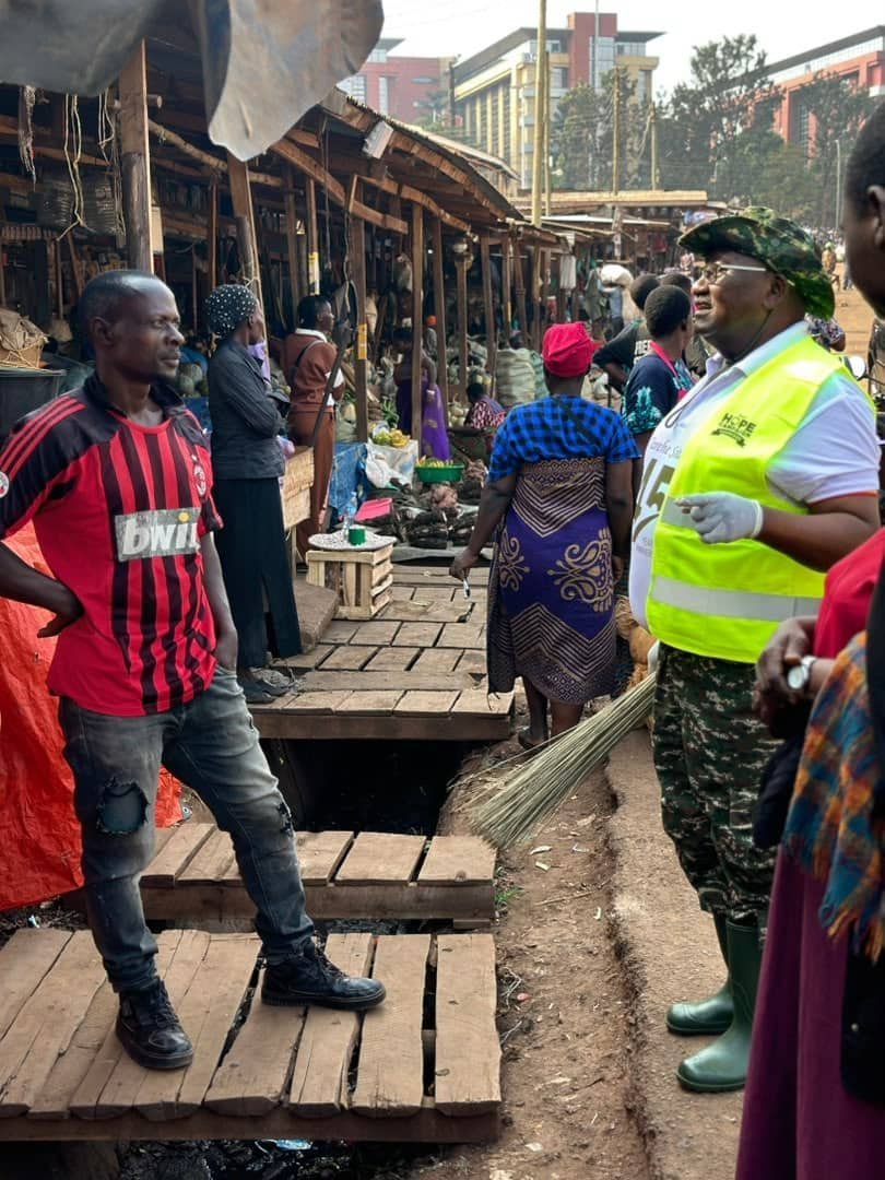 doraforchrist's tweet photo. Our Very Own  General Felix Kulayigye 💃💃💃💃 Winning souls to Christ after Cleaning 
#HopeCampaignCommunityCleanup https://t.co/Ma6WzWsGaQ