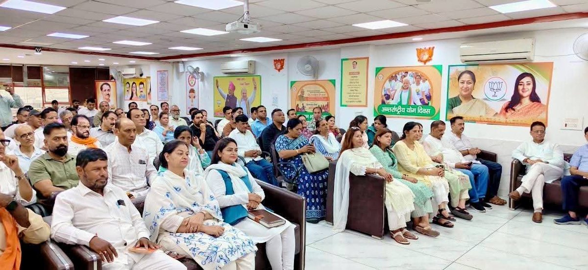 sonakumari07's tweet photo. आज भारतीय जनता पार्टी जिला करोल बाग कार्यालय में, @BJP4Delhi में मेरी उपाध्यक्ष पद की नियुक्ति पर आत्मीय स्वागत एवं अभिनंदन किया गया।

ज़िला अध्यक्ष श्री वीरेंद्र बब्बर जी एवं समस्त देवतुल्य कार्यकर्ताओ का हृदय की गहराइयों से आभार।

#संगठन
#सोना_कुमारी
#भारतीय_जनता_पार्टी https://t.co/srFToXPxiN