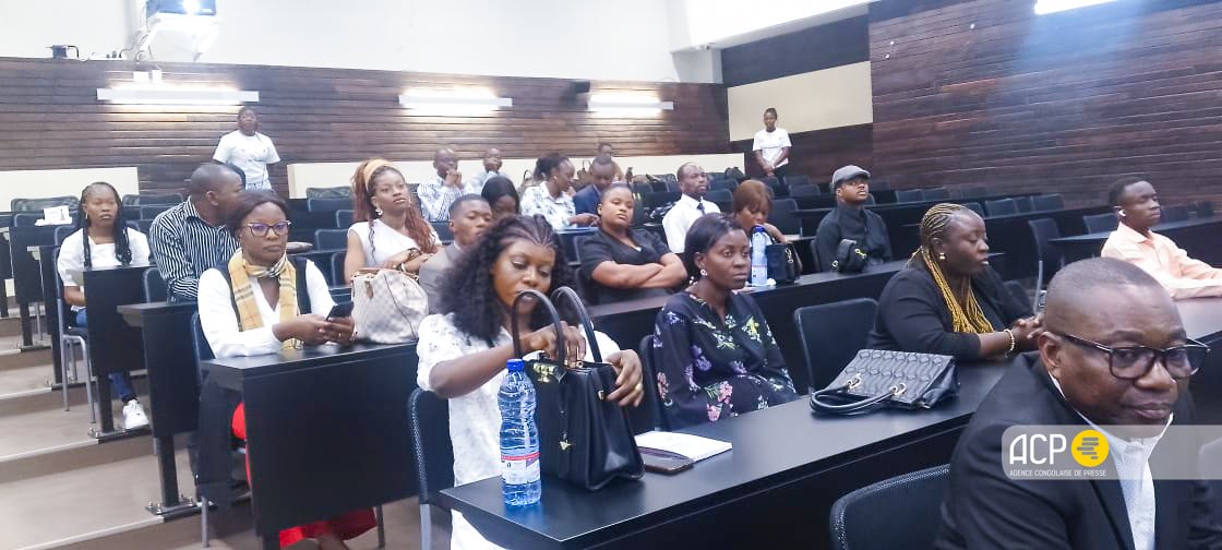 acprdcongo's tweet photo. #RDC : la lutte contre la #drépanocytose et le soutien aux personnes vivant avec cette maladie ont été au centre d'une journée caritative organisée samedi à l'Institut national de recherche biomédicale (#INRB) à #Kinshasa, en République démocratique du Congo (RDC), couplée au vernissage du livre "La lumière sur les os brisés" de la Dre Dorcas Umbalo, présidente de l'ASBL Hope.

"Votre présence en ce jour témoigne de votre intérêt pour une cause qui nous rassemble tous : la lutte contre la drépanocytose et le soutien aux personnes qui vivent avec cette maladie. 
Elle marque aussi le baptême de mon ouvrage, La lumière sur les os brisés, qui retrace un parcours de vie marqué par les épreuves, mais surtout par la foi, le courage et l'expérience. 
Mon souhait est que ce livre redonne de l'espoir à ceux qui souffrent, afin de sensibiliser davantage à l'importance de la prévention et de rappeler à chaque personne vivant avec la drépanocytose qu'elle n'est ni seule, ni condamnée à renoncer à ses rêves", a déclaré la Dre Dorcas Umbalo lors de cette activité.

Découvrez d’autres informations sur notre site web : https://t.co/tGEWJ2Bgzn