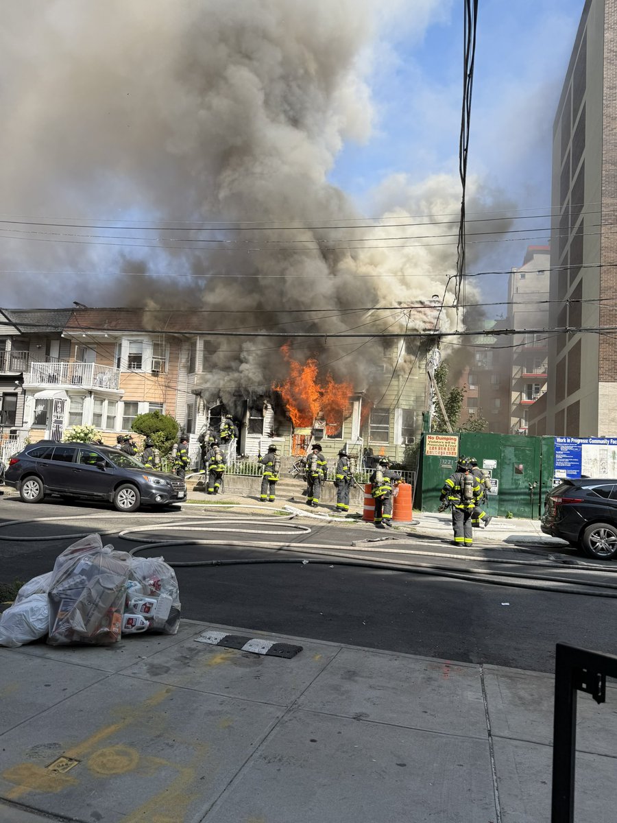 dechdezz's tweet photo. This fire in flushing is crazy https://t.co/zPmqGJN3Kc