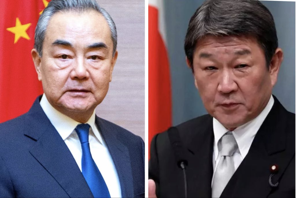 Yaita_Akio's tweet photo. 最近的日中外交，竟然上演了一��「外相交談」的羅生門。

日本外相茂木敏充23日公開表示，他22日在馬尼拉出席東協相關會議期間，與中國外長王毅有過短時間接觸。這也是去年11月高市早苗首相「台灣有事」發言後，日中外長首次接觸，因此日本媒體相當重視。

日本參議員石平看到這個消息後，立刻在X上發文嘲諷中國。說高市政權始終不肯屈服，中國施壓半天沒有用，現在只能慢慢把自己「舉起來的拳頭放下來」。

沒想到事情還沒完。25日，中國官媒CGTN系統突然強調「王毅不但沒有跟日本方面會見，連交談都沒有」，全面否認了茂木的說法。

這就尷尬了。一個說「我們講話了」，另一個說「我們根本沒有講話」。兩個版本不可能同時成立。那麼，誰比較可能說謊？

冷靜想想，茂木是先主動公開這件事的人。他如果憑空捏造，很容易被中國當場打臉，不但沒有政治利益，反而會成為日本外交的大醜聞。因此，從動機上看，茂木似乎沒有什麼必要吹這個牛。

反過來看王毅，就比較有意思了。高市早苗去年的涉台發言後，北京一直擺出「日本政府不撤回首相發言，中國就不接觸」的強硬姿態。如果現在突然被日本方面宣布「其實王毅已經來跟我們說話了」，那麼王毅在中國國內就有可能遭到輿論的強烈批評。

所以我有一個猜測。會不會真的有短暫接觸，但北京發現消息傳開以後政治上不好交代，只好趕快宣布「沒有！沒說話！」

如果真是這樣，中國外交就相當有意思了。已經發生過的事情，竟然公然否認。以後各國的外交官和中國接觸就要小心了。最好還要找一個第三方的證人，證明雙方見過面，才能夠回國報告。否則的話，中國一旦否認，自己就可能被當成騙子了。

當然，目前我們沒有足夠的證據判定茂木和王毅到底誰說謊。但這場「有說vs沒說」的外交烏龍，本身已經證明了現在日中關係的極為不正常。

大家覺得，哪一邊的版本比較可信？