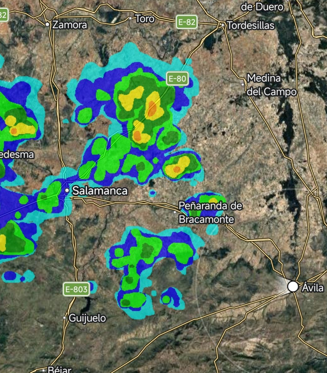 Meteoavila2's tweet photo. 🌦️ Entrando chubascos y lloviendo en el noroeste de la provincia de #Ávila así como en la Sierra de Ávila.

🟩 Podrían llegar a otras zonas de la provincia en las próximas horas y podría llover en alguna zona del #IFBurgohondo preferiblemente en el Alberche y Pinares. https://t.co/eHNNJtpHcH