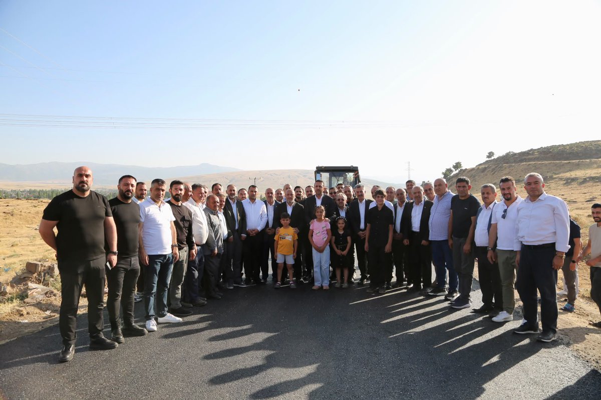 AkpartiBitlis13's tweet photo. 📍Güroymak 

İl Başkanımız Sn.@EnginGunceoglu, Milletvekilimiz Sn.@T_Bedirhanoglu, İlçe Başkanlarımız, Belediye başkanlarımız ve teşkilat mensuplarımız ile beraber, 

Güroymak Taşüstü köyümüzün yol çalışmalarını yerinde incelediler, asfaltsız yolumuz kalmayana kadar çalışmalarımızı sürdüreceğiz. Yol medeniyettir diyerek, hedefimize ulaşana kadar durmak yok!