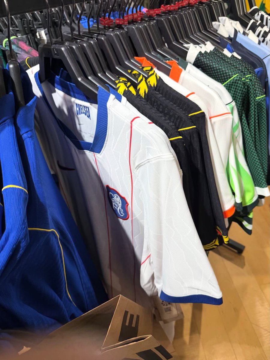 fft2106's tweet photo. 🚨: More spotted at Nike Pondok Indah Mall 2, Grand Indonesia Mall in Jakarta. Just got sent these in the GC. 👀💙 https://t.co/jb2yhsFpNQ