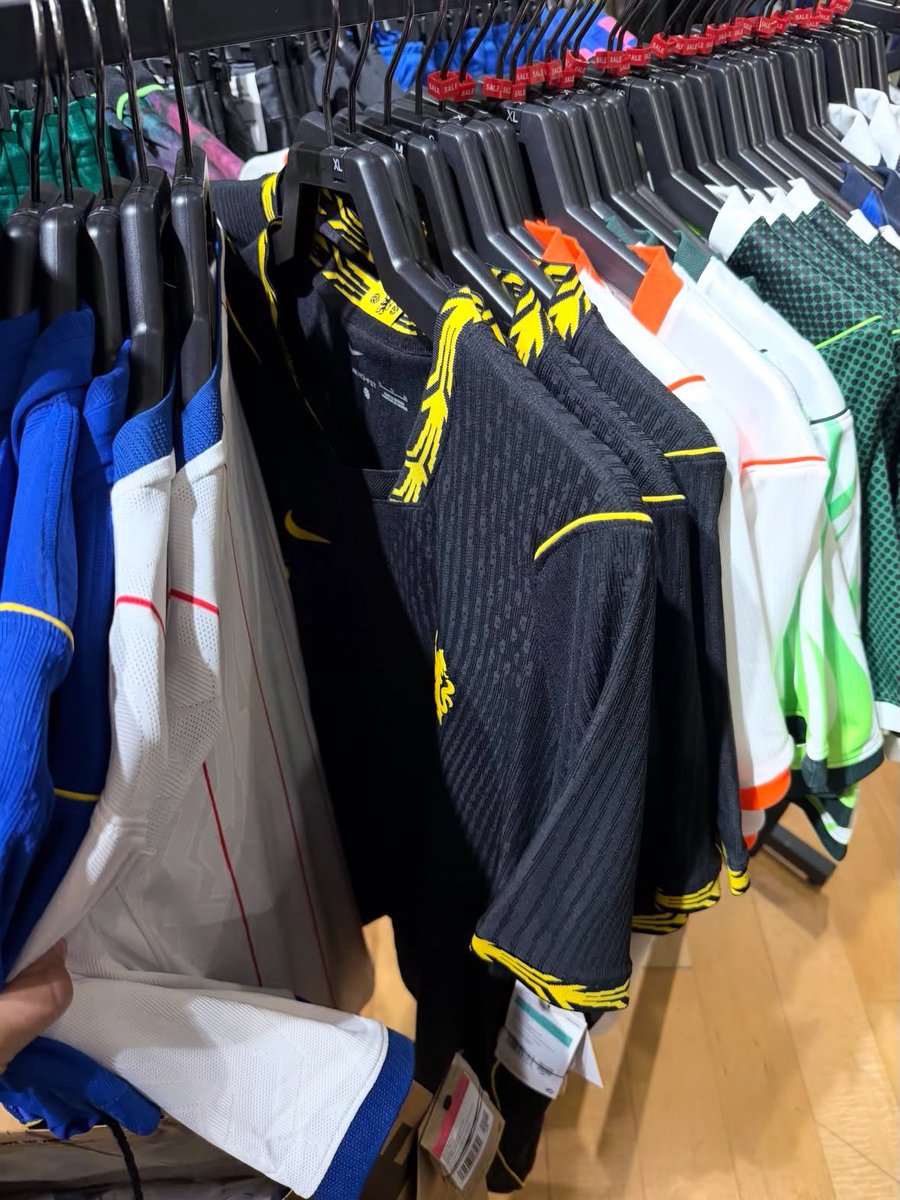 fft2106's tweet photo. 🚨: More spotted at Nike Pondok Indah Mall 2, Grand Indonesia Mall in Jakarta. Just got sent these in the GC. 👀💙 https://t.co/jb2yhsFpNQ