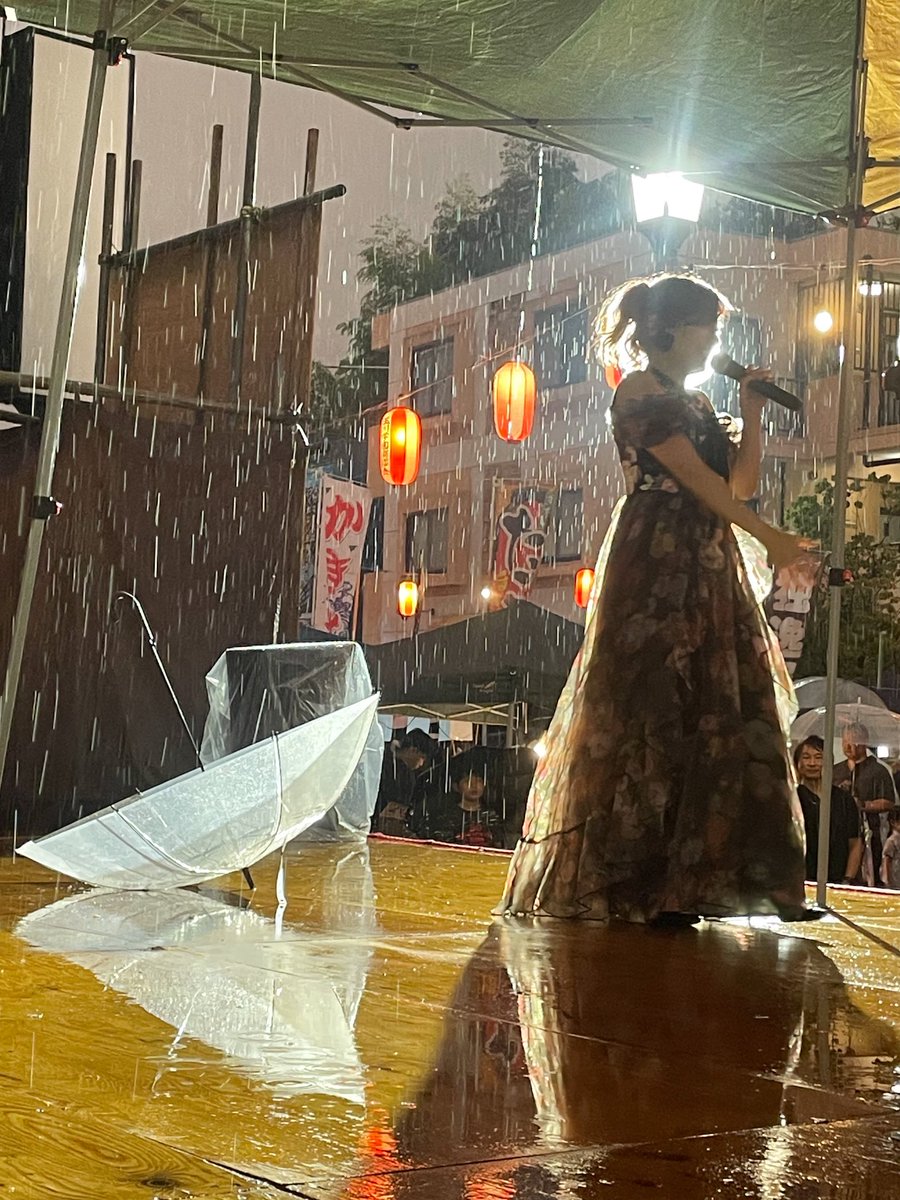 BraveChicken8's tweet photo. ２日目たまがわ夏祭りはゲリラ雷雨に⚡️☔️に見舞われましたが、
宇海-UUMI-さんは、それをも味方につけるミュージカル・ステージに仕上げてしまう‼️😳
Fanction Familyの友情コラボと自然現象をも一体化したこの日の作品は、明らかな記憶として刻まれました...✨👏 #たまがわ夏祭り #宇海 #芸術作品 https://t.co/uzm70WOCzw