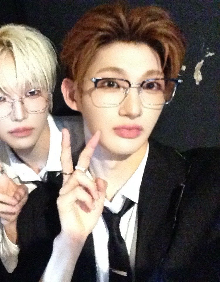 id2eott's tweet photo. 분명 컨텐츠팀 막내 엠지사원으로 입사한지 몇달 안됐는데 언제 부장까지 승진한거야 https://t.co/SFp3QP2DnA