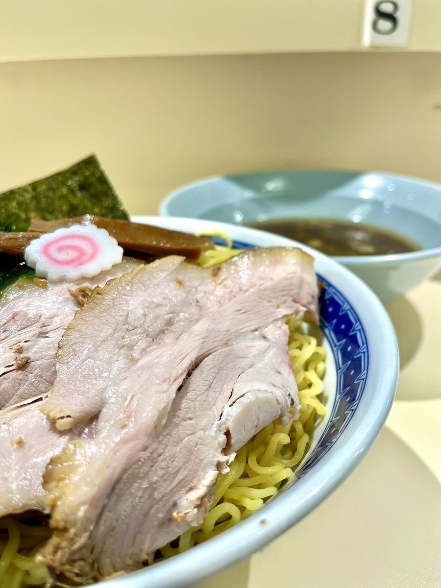 hammah86's tweet photo. つけめん

21:00@立川。調布か橋本どちらに向かうか選択に迫られましたが札幌麺&amp;大山どり仕様にビット。昼間からずっと暑かったのでスルスル入る黄色い細麺を望んでいたのかもしれません。減退した食い気を鶏油の香りが刺激してきて、例の如く気付くと麺が無くなってます。
/自家製麺 二丁目ラーメン https://t.co/mISU2gFgSj