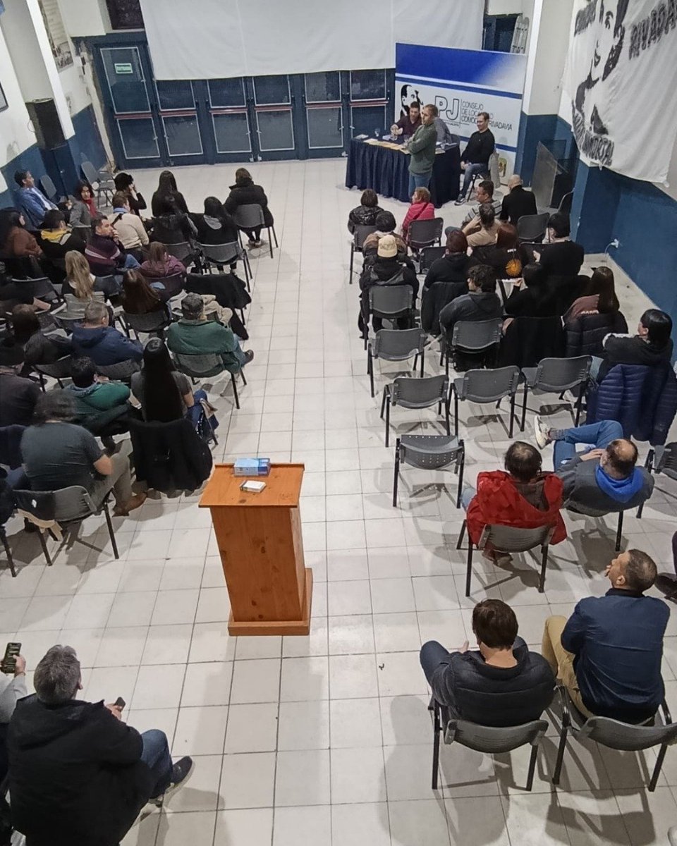 FitaGustavo's tweet photo. 📚 Formarnos para conducir y transformar

Participé de una nueva jornada de la Escuela Superior Peronista, organizada por el Consejo de Localidad del PJ de Comodoro Rivadavia, con una exposición del compañero Carlos Pascuariello sobre Conducción Política.

Formarnos es una responsabilidad militante. Es conocer nuestra historia, debatir el presente y construir las herramientas necesarias para representar mejor a nuestra comunidad.

Actualizar nuestra doctrina no significa abandonar sus principios, sino encontrar respuestas concretas para los problemas que hoy atraviesan los trabajadores, las familias y nuestros barrios.

El peronismo debe organizarse, escuchar y prepararse para volver a ser una verdadera alternativa para Comodoro, Chubut y la Argentina.

#GustavoFita #PJChubut #ComodoroRivadavia #Peronismo #FormaciónPolítica