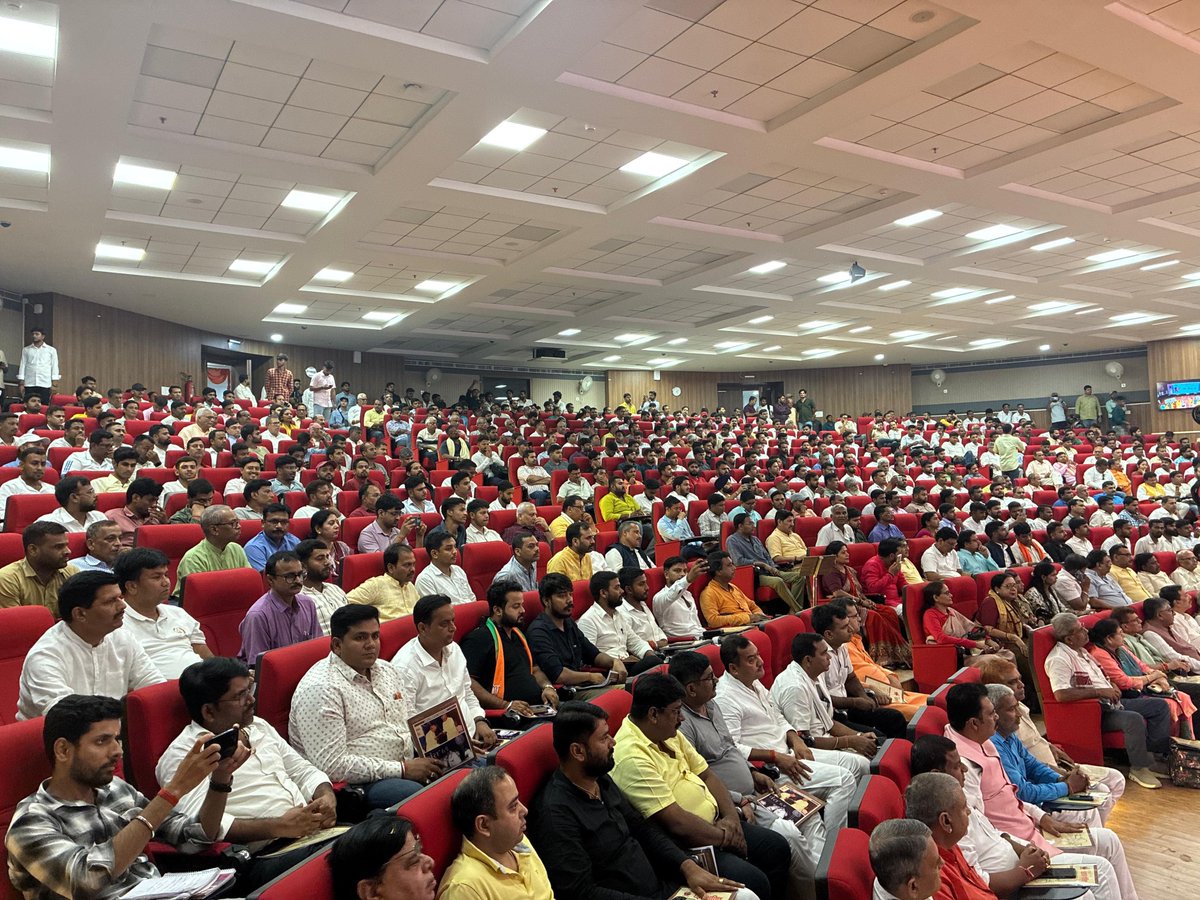 ABVPVoice's tweet photo. अखिल भारतीय विद्यार्थी परिषद, बिहार प्रदेश द्वारा संगठन शिल्पी श्रद्धेय प्रा. यशवंतराव केलकर जी के जन्म शताब्दी वर्ष के अवसर पर "प्रिय केलकर जी" विशेष अभिवाचन कार्यक्रम का भव्य आयोजन बिहार विधानसभा विस्तारित सभागार, पटना में संपन्न हुआ।

इस गरिमामय अवसर पर पूर्व केंद्रीय मंत्री श्री रविशंकर प्रसाद जी, अभाविप के राष्ट्रीय सह संगठन मंत्री श्री गोविंद नायक, पूर्व विधान परिषद सदस्य श्रीमती किरण घई, दक्षिण बिहार प्रांत अध्यक्ष डॉ विनीत लाल, प्रांत मंत्री श्री सुमित कुमार सिंह, उत्तर बिहार प्रांत मंत्री श्री पुरुषोत्तम कुमार एवं केंद्रीय कार्यसमिति सदस्य सुश्री समीक्षा यदुवंशी की गरिमामयी उपस्थिति रही। 

कार्यक्रम में प्रा. केलकर जी के संगठन निर्माण, राष्ट्रनिष्ठ विचारों एवं छात्र शक्ति के प्रति उनके योगदान का स्मरण करते हुए उनके आदर्शों को आत्मसात करने का संकल्प लिया गया।

#ABVP #यशवंतराव_केलकर