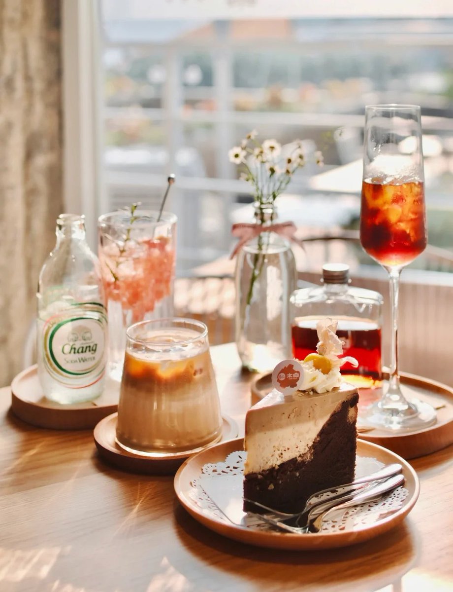 junghwa8599's tweet photo. Just tried the new city rooftop zero-waste café! Cold brewed coffee paired with upcycled lemon peels syrup hits different under sunset views—small joys that make daily routines feel fresh. https://t.co/eHpghqyzPH