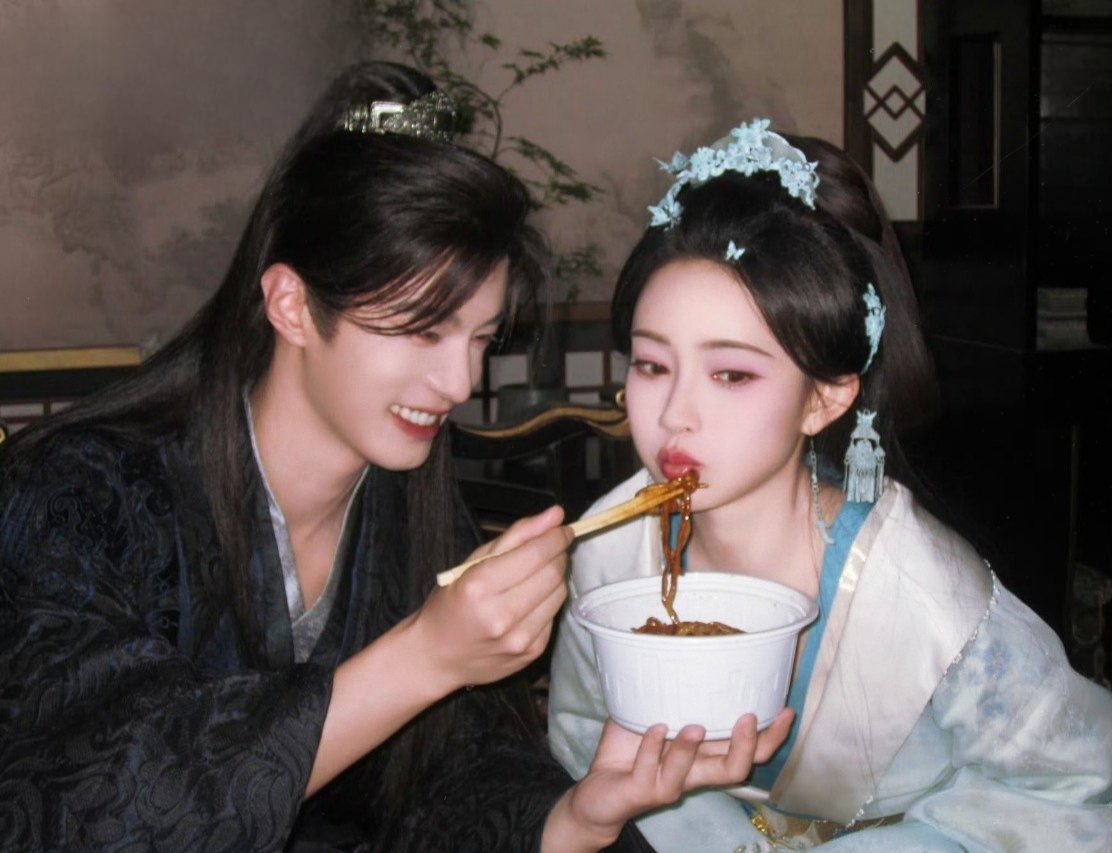 kchfilter's tweet photo. “Quando as filmagens começaram, Meng Jie foi quem me deu o maior suporte emocional. Ela realmente me deu muita confiança para atuar em dramas de época. Ela me dizia: ‘Você é tão bonito. Você combina mesmo com dramas de época.’ gostaria de agradecer sinceramente a Meng Jie.” 🥹❤️‍🩹 https://t.co/6X8Z279kJD
