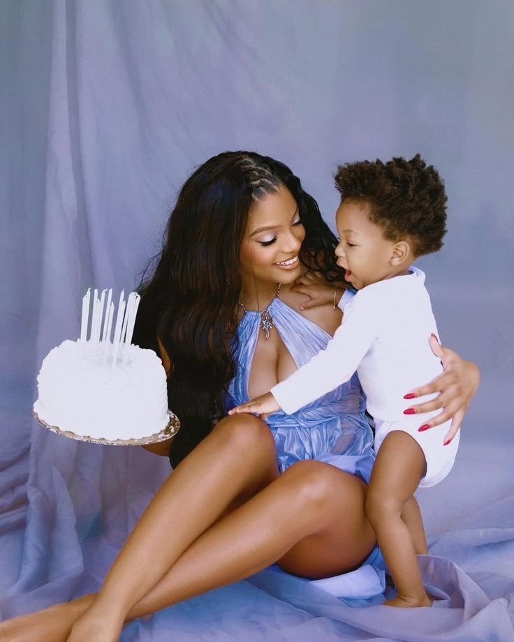 AlienMarseline's tweet photo. Halle with her sweet baby.
 #hallebailey #actress #music #mermaid https://t.co/BWia9pFx1R