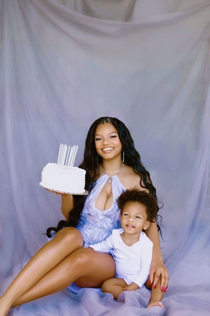 AlienMarseline's tweet photo. Halle with her sweet baby.
 #hallebailey #actress #music #mermaid https://t.co/BWia9pFx1R