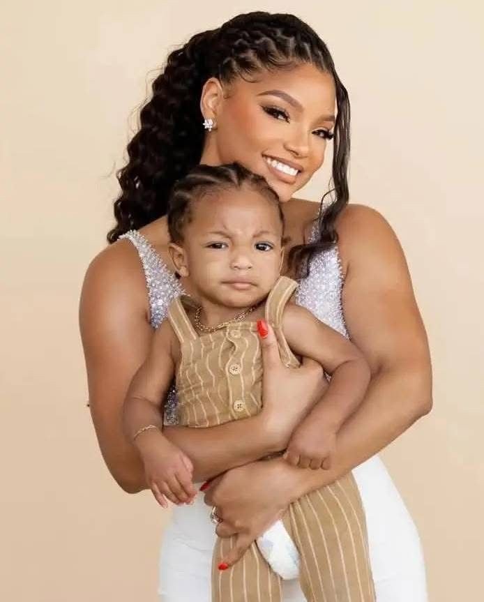 AlienMarseline's tweet photo. Halle with her sweet baby.
 #hallebailey #actress #music #mermaid https://t.co/BWia9pFx1R