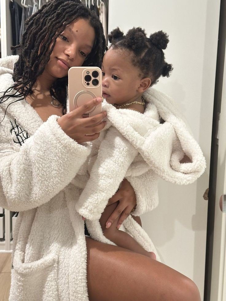 AlienMarseline's tweet photo. Halle with her sweet baby.
 #hallebailey #actress #music #mermaid https://t.co/BWia9pFx1R