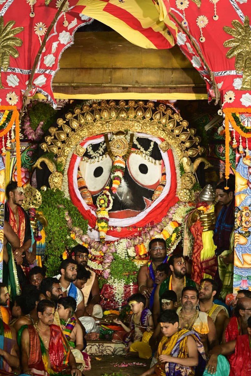dm_puri's tweet photo. ସୁନା ବେଶର ଦିବ୍ୟ ମହିମାରେ ଆଲୋକିତ ଶ୍ରୀକ୍ଷେତ୍ର। ସ୍ୱର୍ଣ୍ଣାଳଙ୍କାରରେ ସୁଶୋଭିତ ମହାପ୍ରଭୁଙ୍କ ଦିବ୍ୟ ଦର୍ଶନ ଭକ୍ତମନକୁ ଭକ୍ତି, ଆସ୍ଥା ଓ ଆନନ୍ଦରେ ଆପ୍ଲୁତ କରୁଛି। ଏହି ଅଲୌକିକ ମୁହୂର୍ତ୍ତ ଶ୍ରୀଜଗନ୍ନାଥ ସଂସ୍କୃତିର ମହିମାକୁ ଆହୁରି ଉଜ୍ଜ୍ୱଳ କରୁଛି।

#SunaBesha #RathYatra2026 #ShreeJagannath #Puri #Odisha https://t.co/WfyNaf7djK