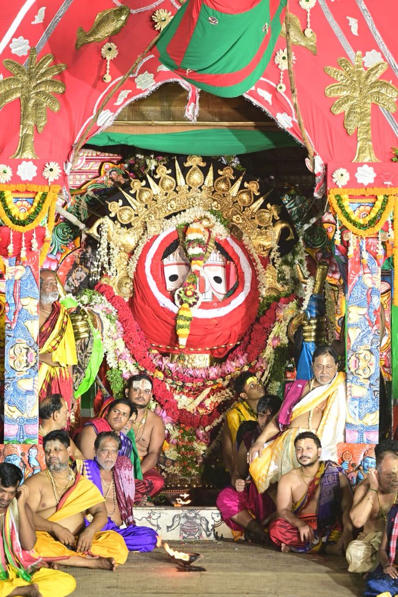 dm_puri's tweet photo. ସୁନା ବେଶର ଦିବ୍ୟ ମହିମାରେ ଆଲୋକିତ ଶ୍ରୀକ୍ଷେତ୍ର। ସ୍ୱର୍ଣ୍ଣାଳଙ୍କାରରେ ସୁଶୋଭିତ ମହାପ୍ରଭୁଙ୍କ ଦିବ୍ୟ ଦର୍ଶନ ଭକ୍ତମନକୁ ଭକ୍ତି, ଆସ୍ଥା ଓ ଆନନ୍ଦରେ ଆପ୍ଲୁତ କରୁଛି। ଏହି ଅଲୌକିକ ମୁହୂର୍ତ୍ତ ଶ୍ରୀଜଗନ୍ନାଥ ସଂସ୍କୃତିର ମହିମାକୁ ଆହୁରି ଉଜ୍ଜ୍ୱଳ କରୁଛି।

#SunaBesha #RathYatra2026 #ShreeJagannath #Puri #Odisha https://t.co/WfyNaf7djK