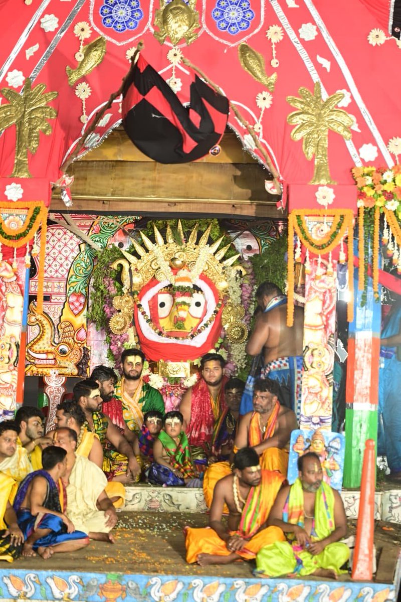 dm_puri's tweet photo. ସୁନା ବେଶର ଦିବ୍ୟ ମହିମାରେ ଆଲୋକିତ ଶ୍ରୀକ୍ଷେତ୍ର। ସ୍ୱର୍ଣ୍ଣାଳଙ୍କାରରେ ସୁଶୋଭିତ ମହାପ୍ରଭୁଙ୍କ ଦିବ୍ୟ ଦର୍ଶନ ଭକ୍ତମନକୁ ଭକ୍ତି, ଆସ୍ଥା ଓ ଆନନ୍ଦରେ ଆପ୍ଲୁତ କରୁଛି। ଏହି ଅଲୌକିକ ମୁହୂର୍ତ୍ତ ଶ୍ରୀଜଗନ୍ନାଥ ସଂସ୍କୃତିର ମହିମାକୁ ଆହୁରି ଉଜ୍ଜ୍ୱଳ କରୁଛି।

#SunaBesha #RathYatra2026 #ShreeJagannath #Puri #Odisha https://t.co/WfyNaf7djK
