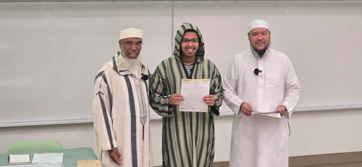 facultyhadithed's tweet photo. جانب من حفل توزيع شهادات وجوائز الدورة العلمية عن (تاريخ السنة) لكلية الحديث الشريف بإدمونتون بكندا المقامة في جامعة ألبرتا بحضور فضيلة الشيخ الأستاذ الدكتور محمد بن الحسين باقشيش https://t.co/u6xCkPrjjN