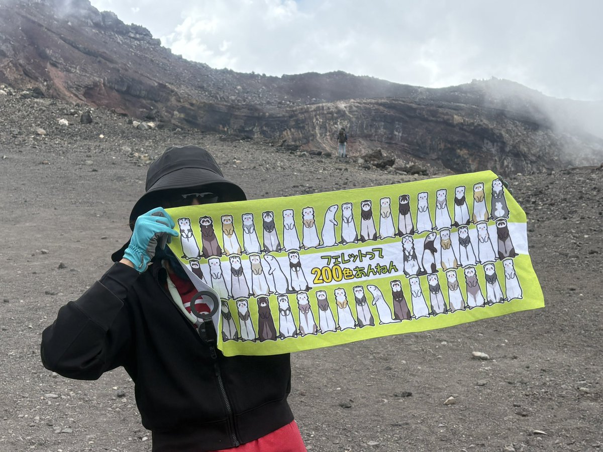 PgUab4KdkQmrxmD's tweet photo. 富士山の火口でフェレットに愛を叫ぶ https://t.co/5GKUBGWcGo