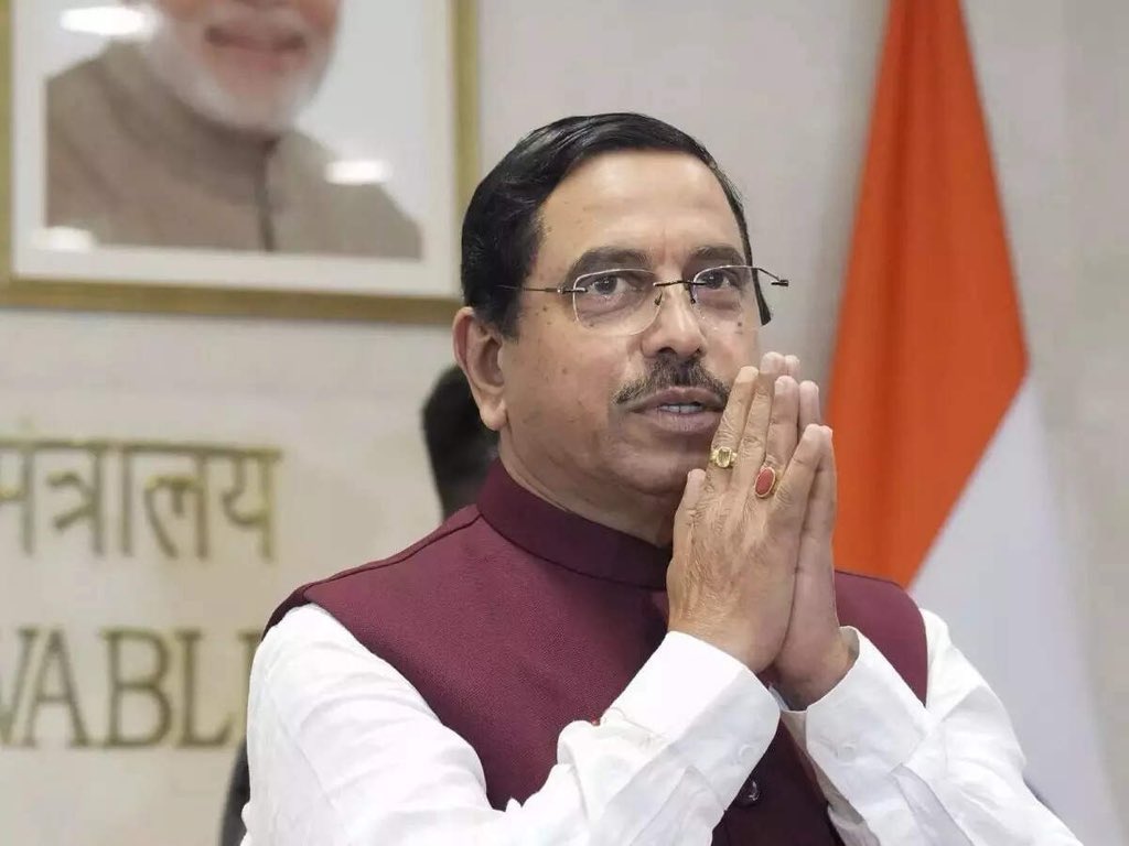 mohit338's tweet photo. @Chaotic_mind99 Union Minister Pralhad Joshi has been given additional charge of Education Ministry https://t.co/rXC8nsufH0