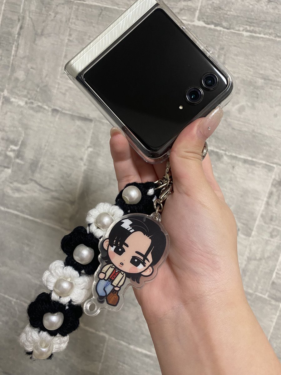 ___renpq's tweet photo. iPhone以外使ったことなかったからいじり倒して、ストラップ作ってたら1日終わった、、 https://t.co/3kdIpyLEFq
