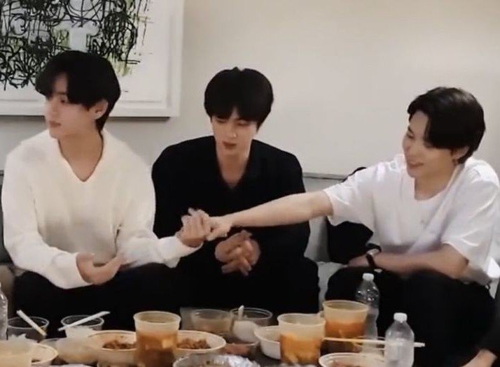 taejin042151568's tweet photo. You thought it's Taehyung all the way , but I personally belive Seokjin is a very dangerous Jealous type https://t.co/KSzonAH15X