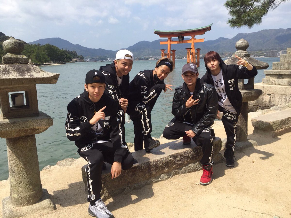 Sally_SncrRvsKK's tweet photo. ちなみに今日やましょーさんがステージ上で見せてくれた『武者修行時代にルートCで宮島に行った時の写真』はこちらでした☺️(スマホはバキバキww)
ちょうど10年前だなんてみんな本当可愛い🥹🐼🍑🐺🦁🐤✨
7/25ランペRMPG広島 https://t.co/oGCWXhrt8f