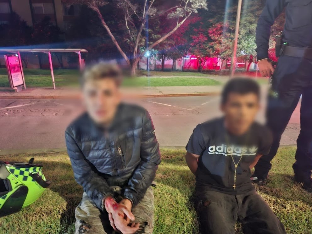 FdoQuijano's tweet photo. #Usaquén | #BogotáInsegura 🚨🇨🇴 

Capturan a dos presuntos responsables del asesinato de un conductor en Usaquén.

La Policía capturó a dos venezolanos por el homicidio de un conductor en Usaquén.

El teniente coronel Ricardo Cháves, comandante operativo de Seguridad Ciudadana N.° 1, explicó que la intervención policial fue posible gracias a la reacción inmediata de las patrullas que atendían el sector y a la información suministrada por la comunidad.

“Gracias a la rápida reacción por parte de nuestras zonas de atención en la localidad de Usaquén, específicamente en el sector de Villa Nidia, se logra la captura de dos personas de nacionalidad venezolana, quienes minutos antes habrían hurtado un vehículo a una persona quien desafortunadamente pierde la vida. Estas personas habrían solicitado mediante una aplicación este servicio desde el centro de la ciudad hacia el norte y en algún tramo de la carrera Séptima habrían intimidado a este conductor haciéndolo subir hacia el cerro en la parte alta del sector de Soratama”, explicó el oficial. (Información en Infobae).