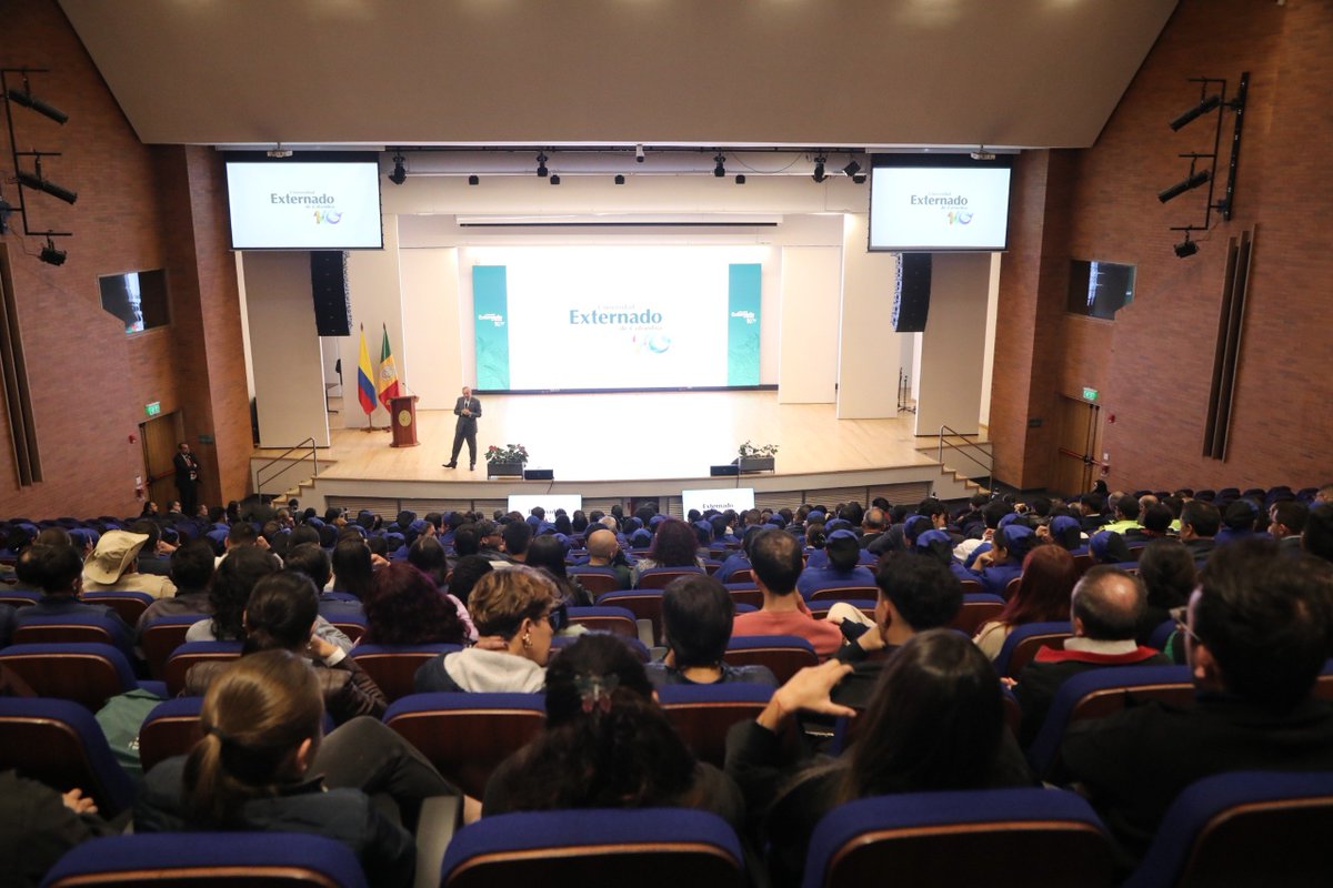 AngelaMaria29's tweet photo. Uno de los momentos más significativos después del World Congress of Constitutional Law #WCCL2026 se dio ayer en el encuentro en el que nuestro rector, @HernandoParraN, junto con el comité organizador, agradeció al personal administrativo por su compromiso y dedicación para hacer posible un evento que proyectó al Externado y a Colombia ante la comunidad académica internacional. 

Fue un reconocimiento profundamente merecido a quienes, desde distintos equipos y muchas veces lejos de los reflectores, hicieron realidad este gran desafío. Estos espacios nos recuerdan que los grandes logros de una universidad siempre son el resultado del trabajo colectivo y del compromiso de muchas personas.
