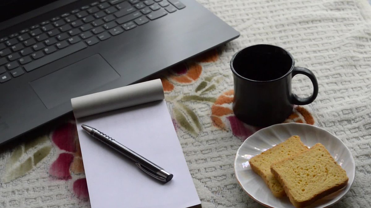 PNT64220678's tweet photo. [Work mode: pretend to type while actually thinking about weekend brunch. Level: expert. #OfficeVibes #MondayFeels]， https://t.co/dpLAVYGDIp