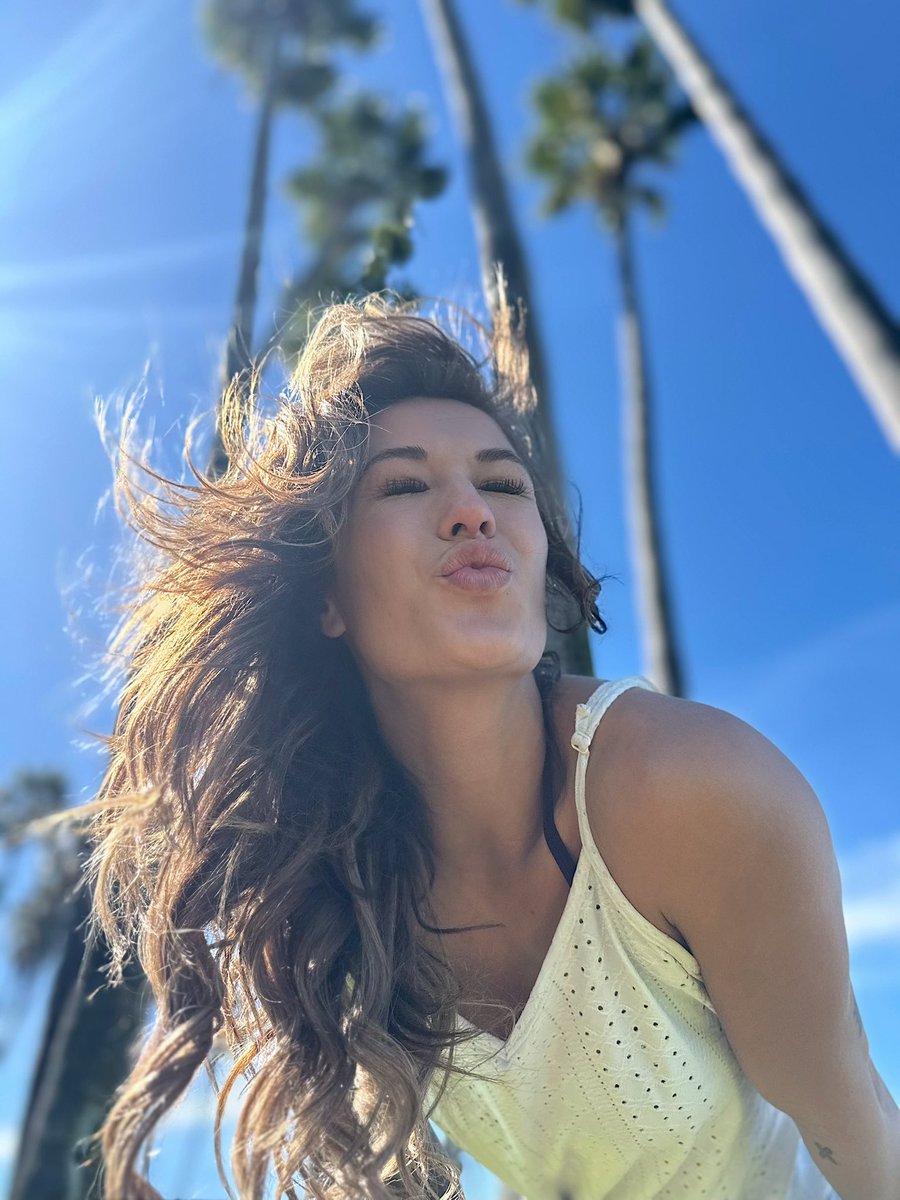 Ellie tweet media