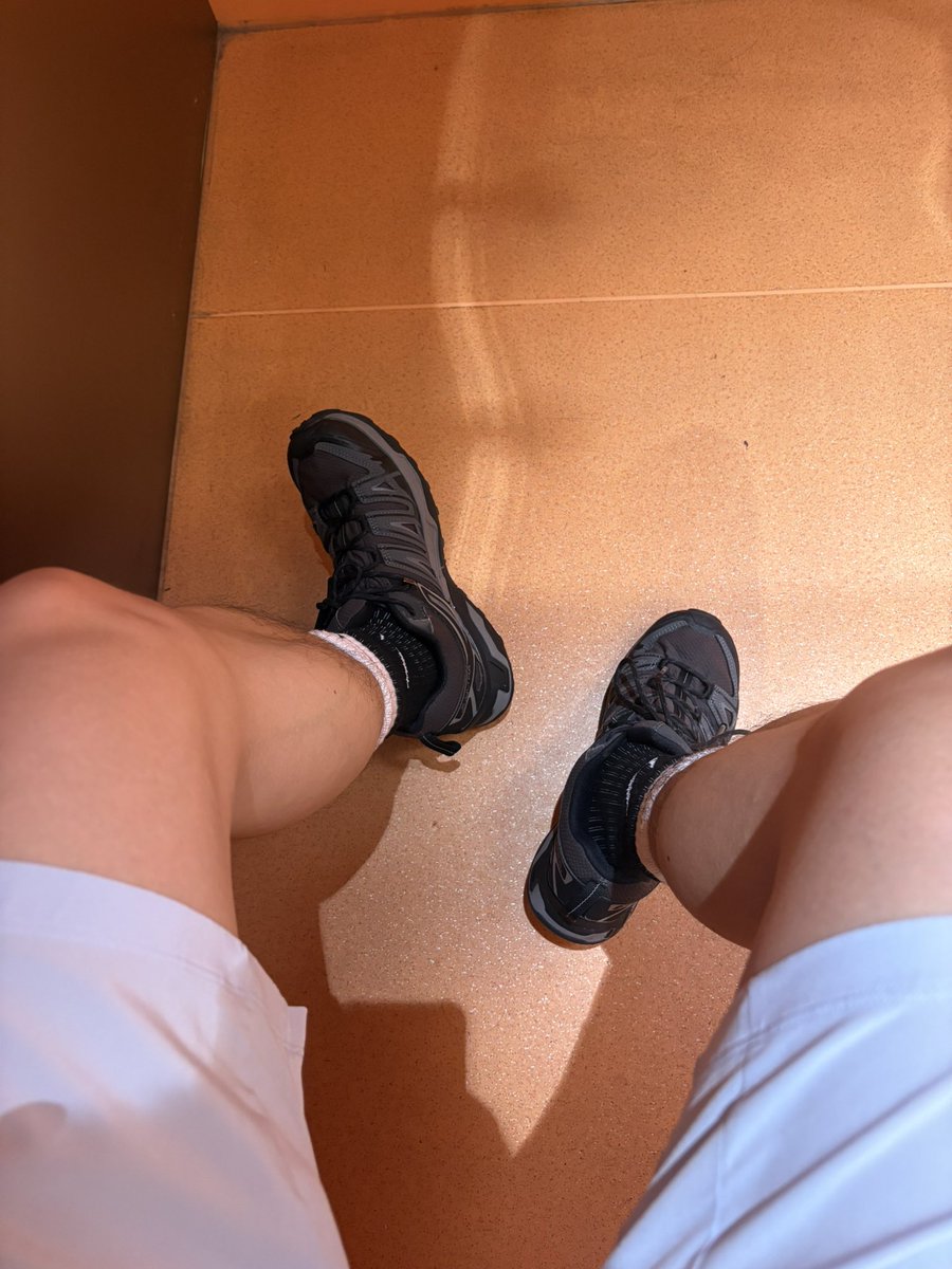 1SKJFX's tweet photo. 爹看看是哪个想在我脚下翻白眼了��
#黑袜 https://t.co/SG9reOJqUR