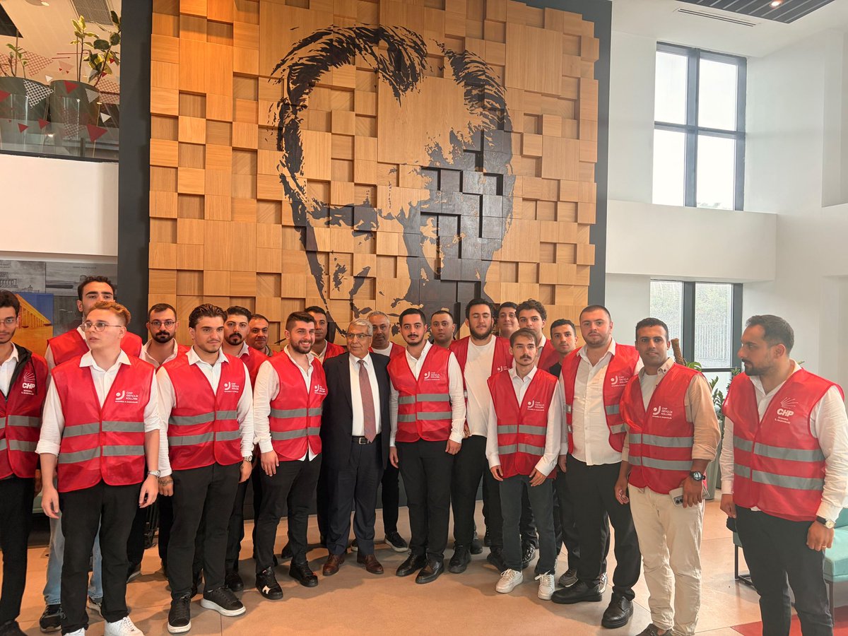 ArasENGEZ's tweet photo. Bugün İstanbul’da bizlerle bir araya gelerek görüşlerini, düşüncelerini ve değerlendirmelerini paylaşan Genel Başkanımız Sayın Kemal Kılıçdaroğlu’na teşekkür ediyoruz.

Yoğun katılım gösteren tüm yol arkadaşlarımıza, programın başarıyla gerçekleşmesi için büyük bir özveriyle emek veren gençlik örgütümüze de gönülden teşekkür ediyorum.

Birlikte mücadele etmeye, birlikte umudu büyütmeye ve hep birlikte iktidara yürümeye devam edeceğiz.

#arınaarınaiktidara 
@kilicdarogluk @gurseltekin34 @cemal_canpolat @barisyarkadas @herkesicinCHP