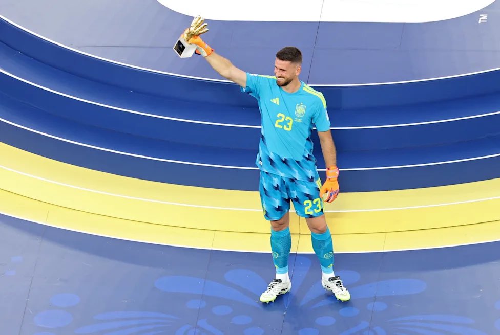xPodrii's tweet photo. Paradas en la final del mundial
-Unai Simón: 0
-El padre de Pedri: 1 https://t.co/mfuMel3pk3
