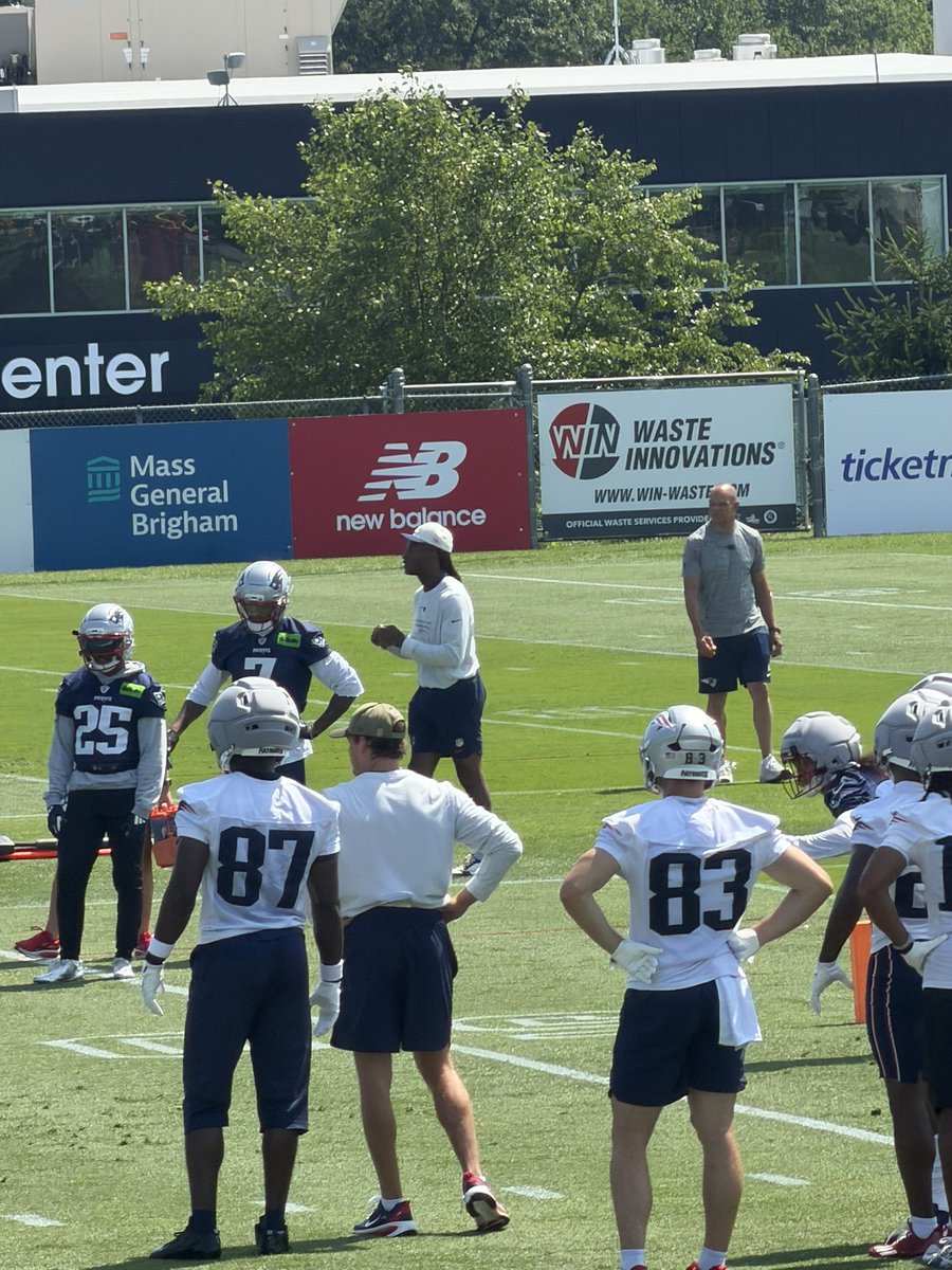 FoxFellasPod's tweet photo. DeAndre Hopkins sighting on the field! https://t.co/qX1B5lZyv7
